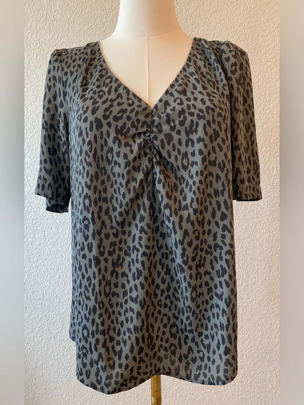 Loft dark grey animal orint short sleeve blouse v neck size XS NEW